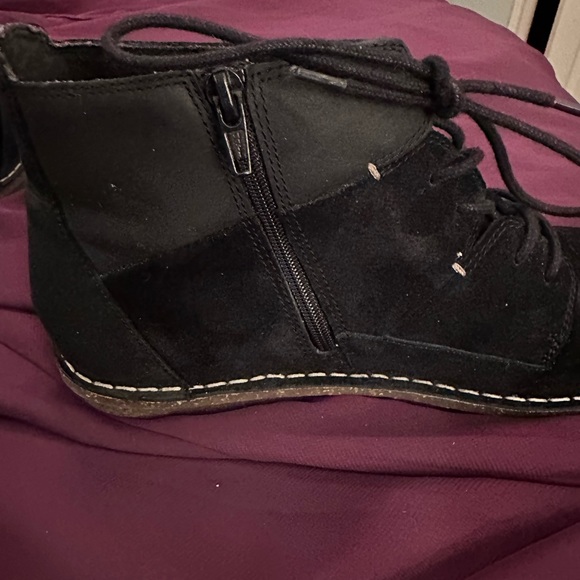 Clark’s Black Suede and Leather Desert Booties. Size 9 W. - Picture 4 of 4